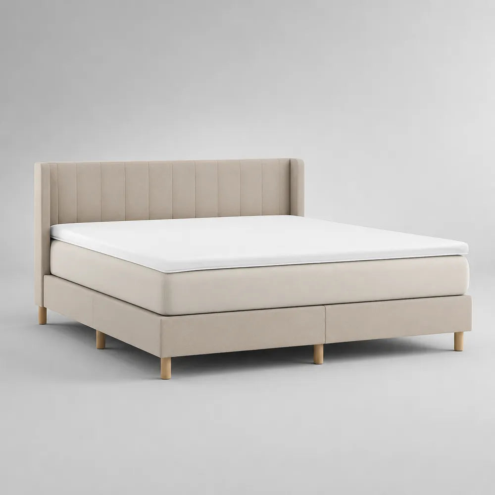 Letto matrimoniale imbottito in tessuto beige con testiera verticale e piedi in legno 160x200 cm