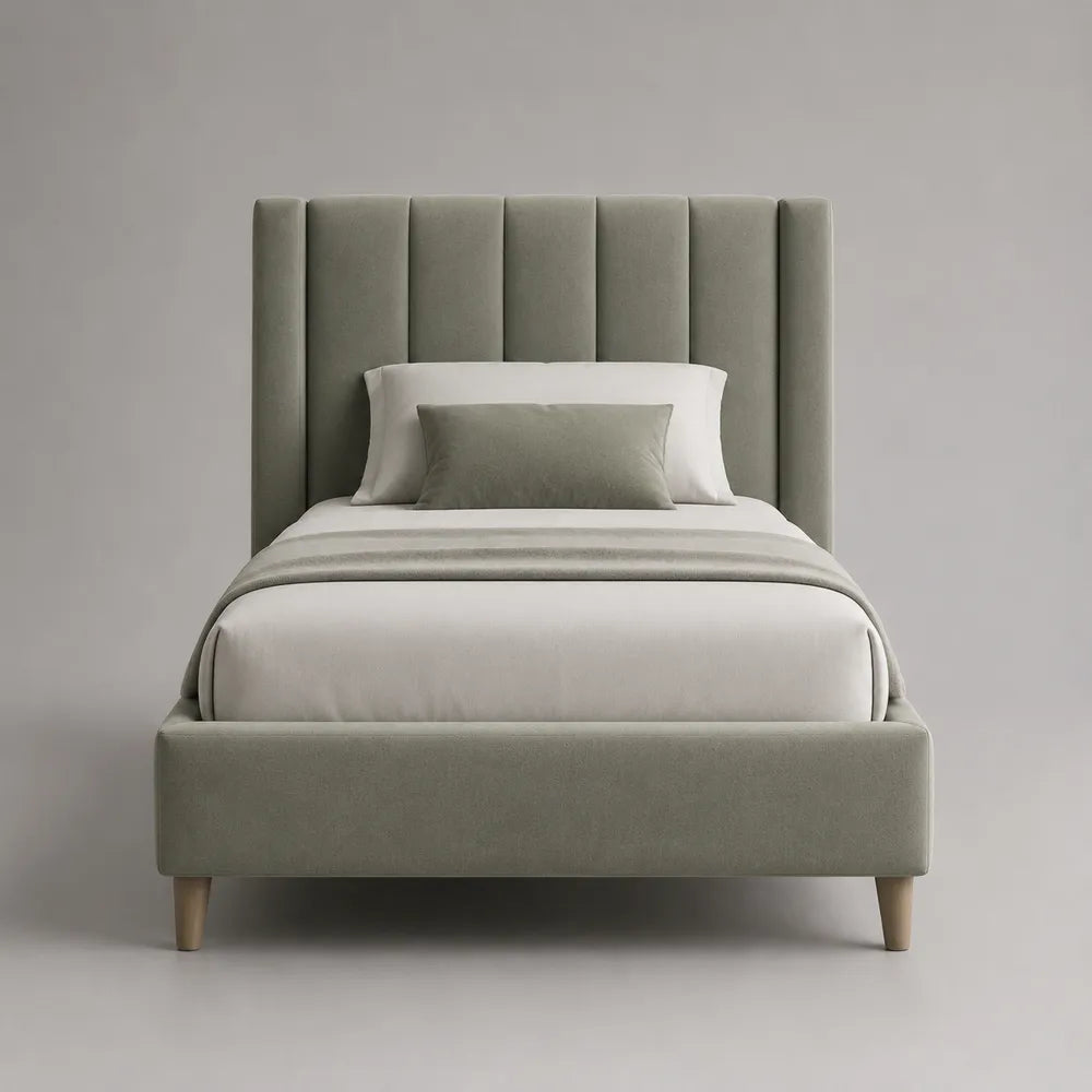 Letto matrimoniale imbottito in tessuto verde salvia con testiera verticale e piedi in legno 160x200 cm